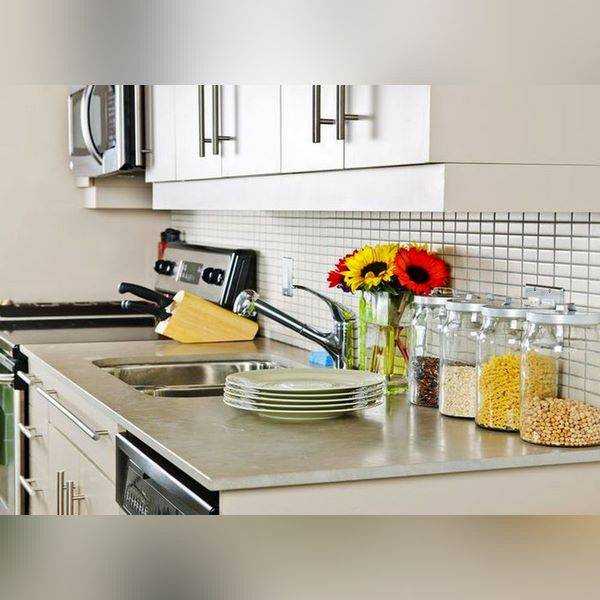 آشپزخانه مرتب و تمیز آشپزخانه خلوت چگونه آشپزخانه را تزیین کنیم چیدمان آشپزخانه معمولی
