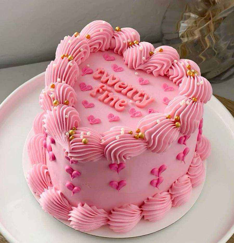  کیک تولد قلبی عاشقانه 