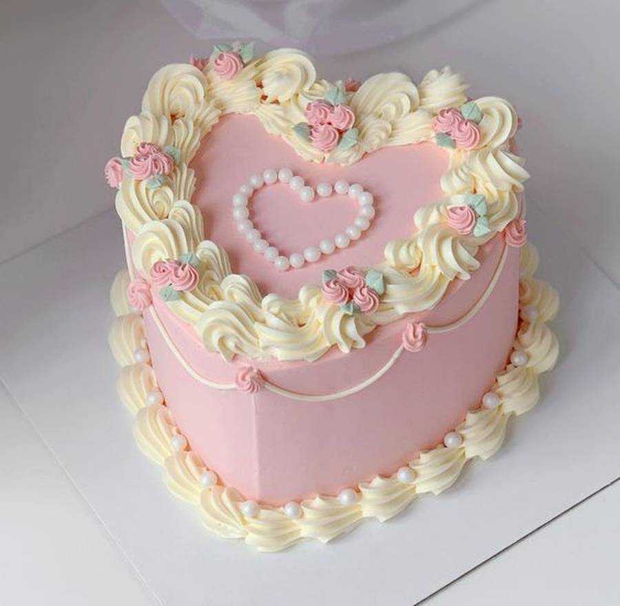 تزیین کیک تولد به شکل قلب با خامه 